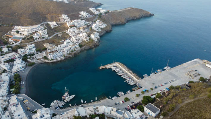 port skala na wyspie Astypalaia widok z drona